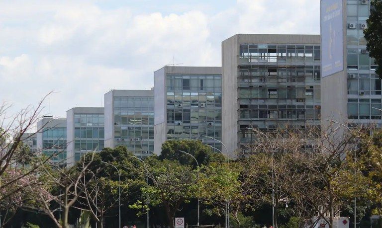 Técnicos da Fazenda e da Defesa se reúnem para discutir cortes de gastos