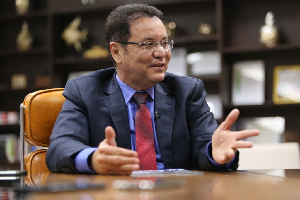 Botelho elogia secretária e diz que vice será definido com colegiado de partidos