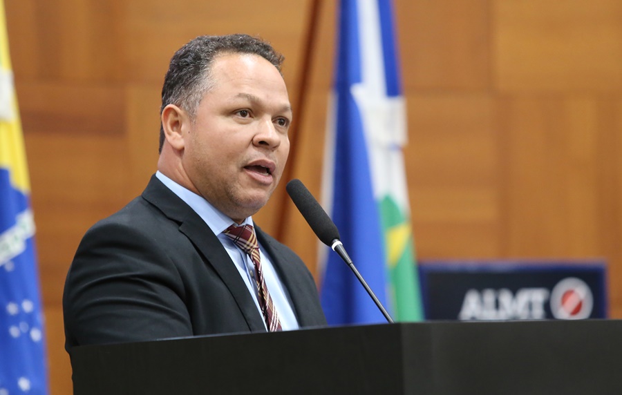 Pré-candidato a prefeito, deputado é multado por promoção pessoal e tem 48 horas para retirar outdoors
