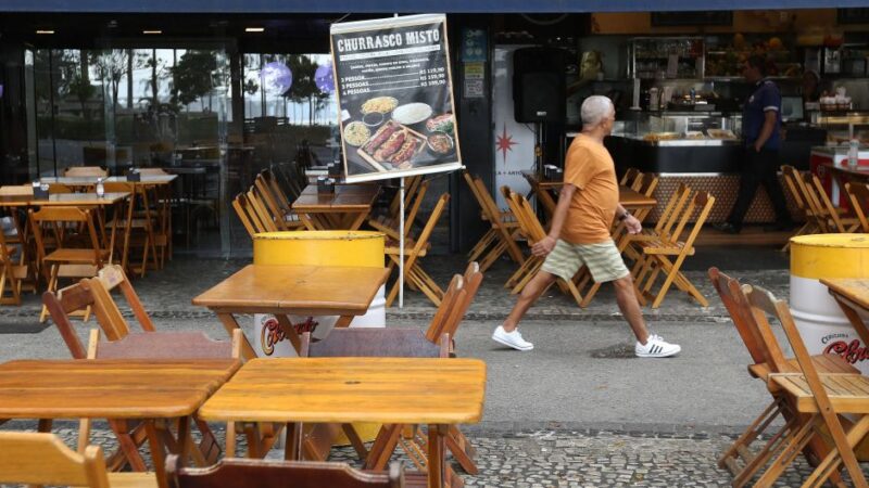 Setor de serviços recua 0,5% em dezembro, diz IBGE