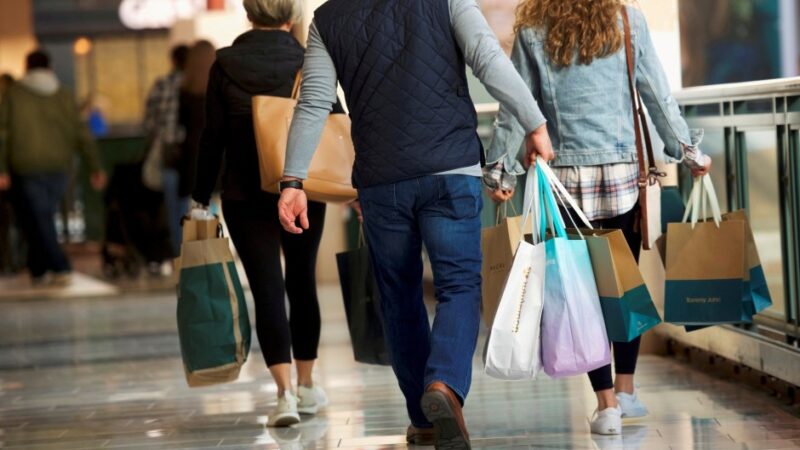 Renda pessoal nos EUA sobe 0,8% em fevereiro, acima do esperado