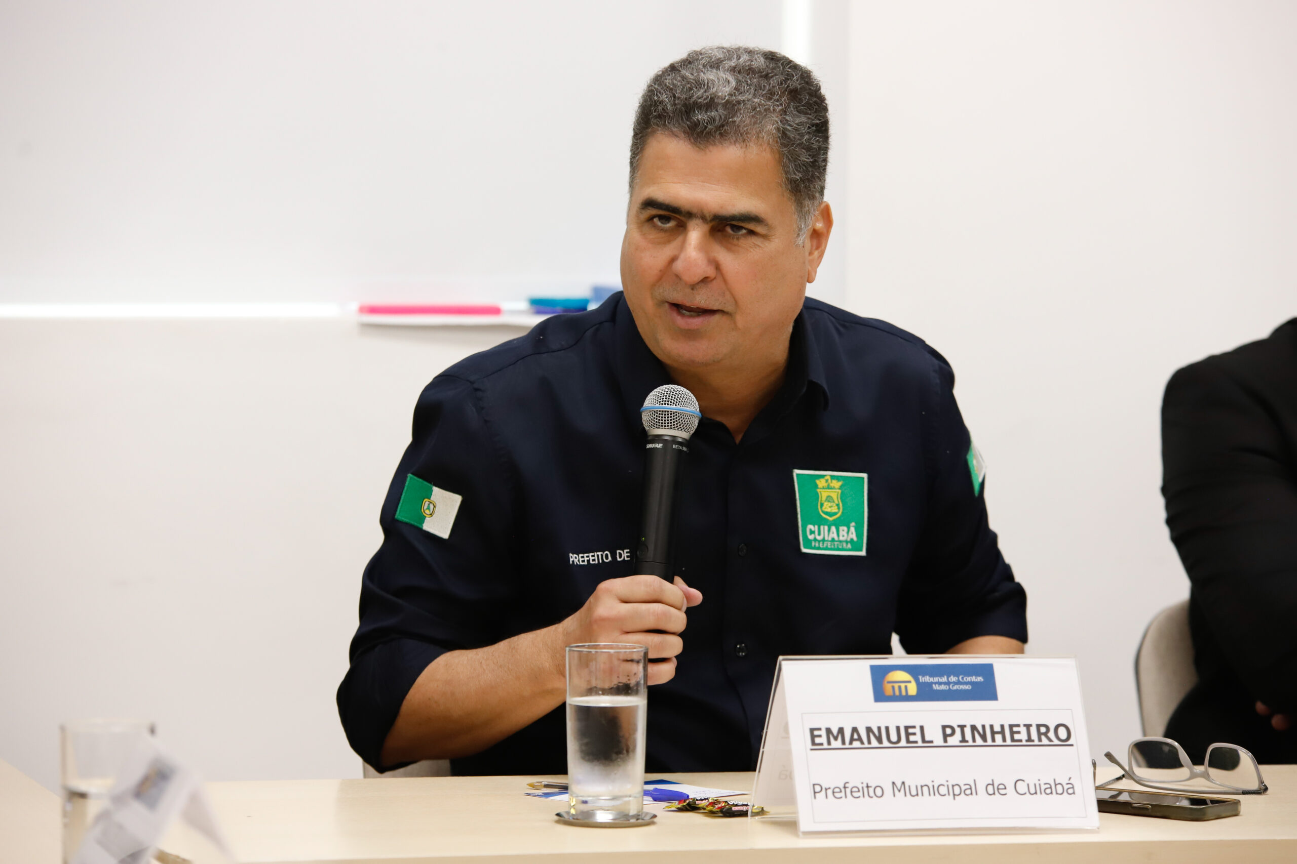 Emanuel justifica que excesso de buracos na capital é efeito da chuva e e garante incremento de R$ milhões