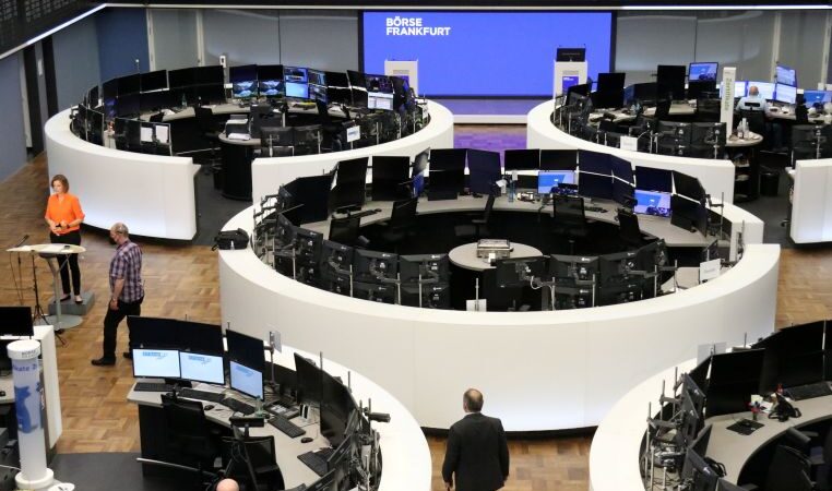 Ações europeias recuam mais de 1% com queda de papéis de bancos