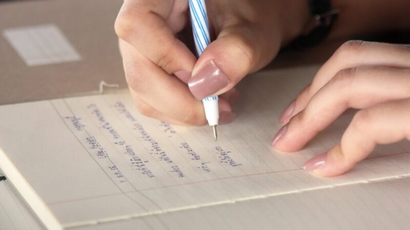 Mais de 200 mil adultos em Mato Grosso não sabem ler e escrever, revela IBGE