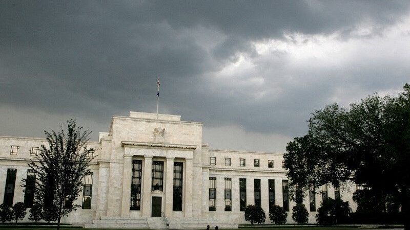 Fed já cortou juros em meio à queda de ações, mas não deve fazer isso agora, dizem analistas