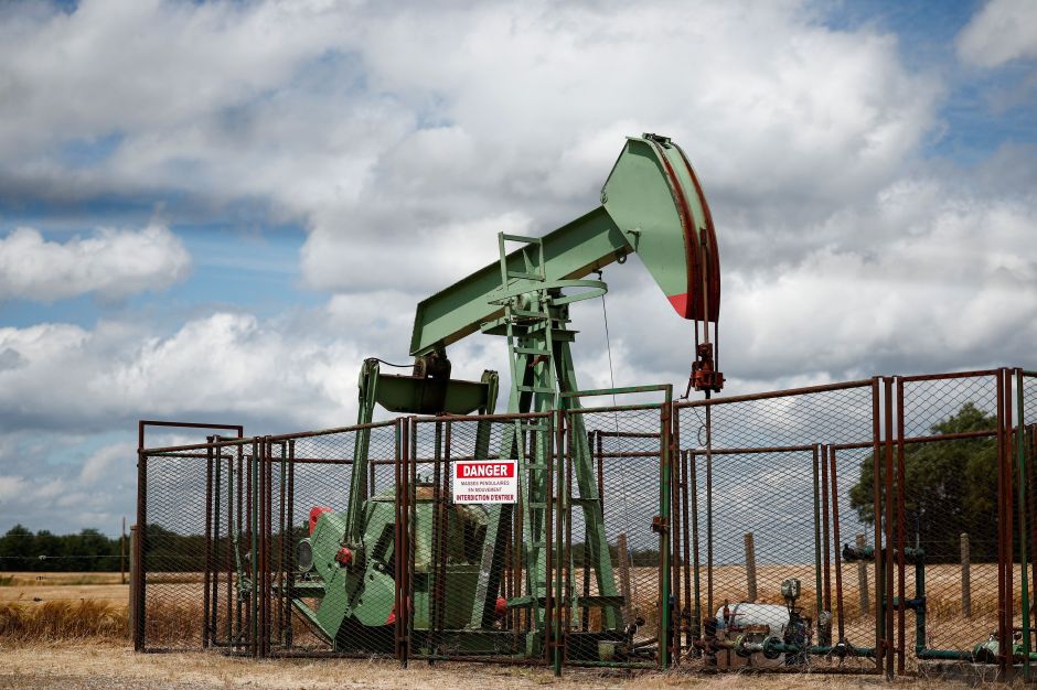 Petróleo sobe com queda de estoques nos EUA e estímulos chineses