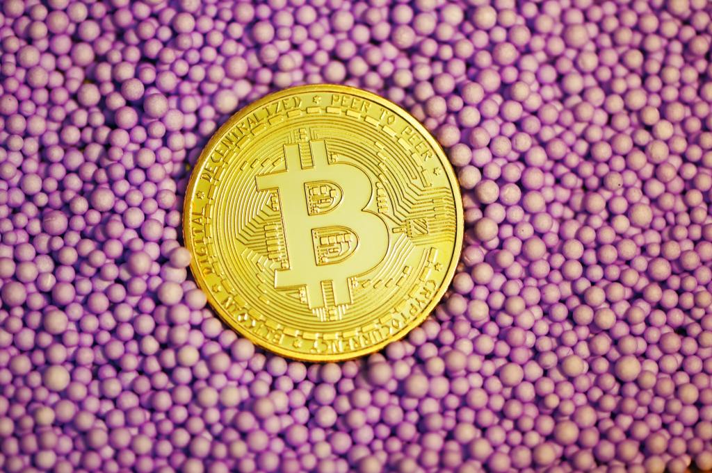 Bitcoin cai a US$ 53,6 mil e perde 26% desde recorde com investidores fugindo do risco