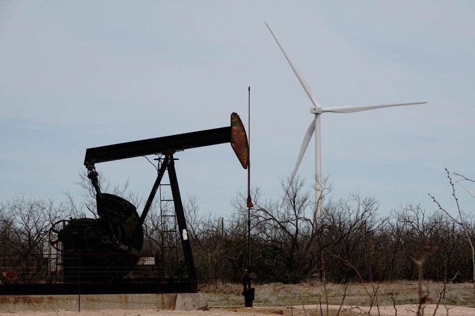 Petróleo fecha em alta após alívio global com dados de auxílio-desemprego nos EUA