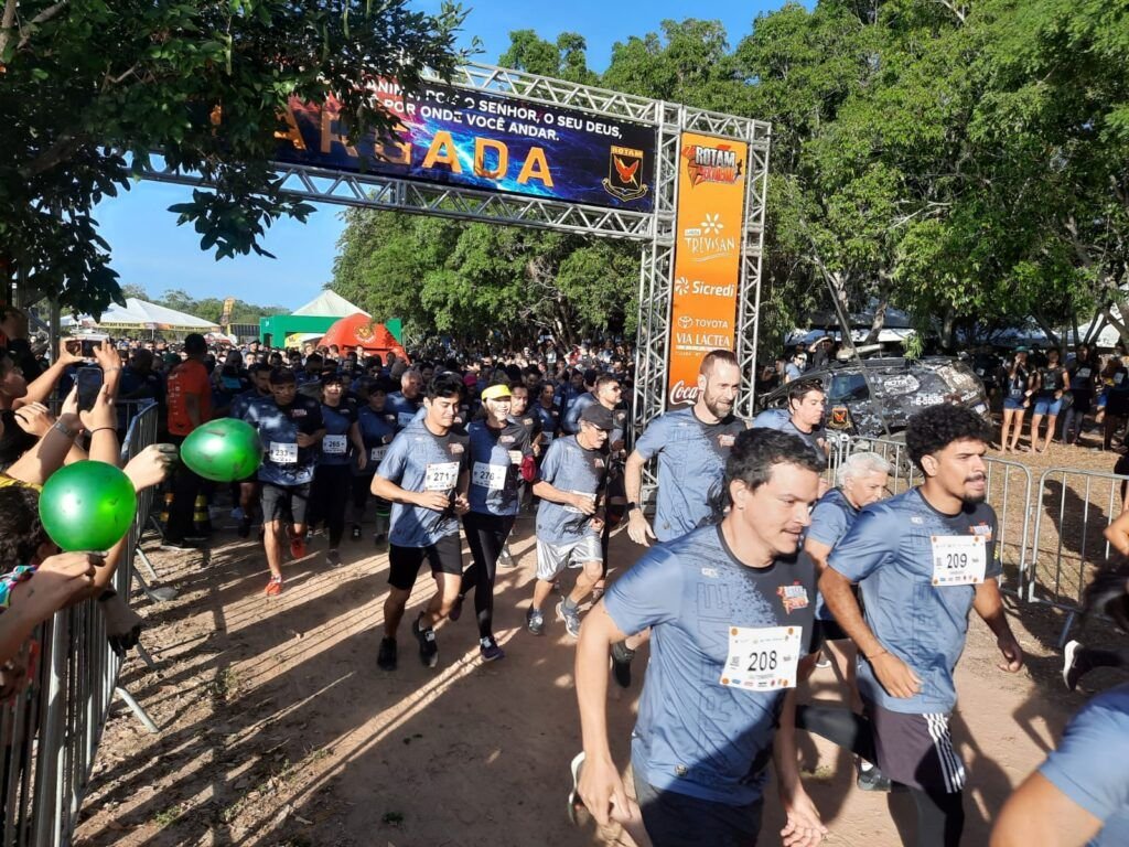 Polícia reúne 2,5 mil pessoas em tradicional corrida com obstáculos em Cuiabá