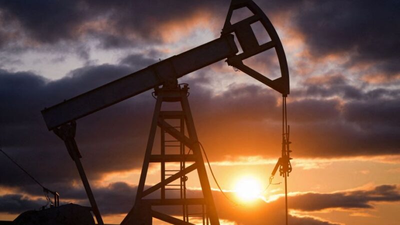 Petróleo fecha em alta após dados reduzirem temor de recessão nos EUA