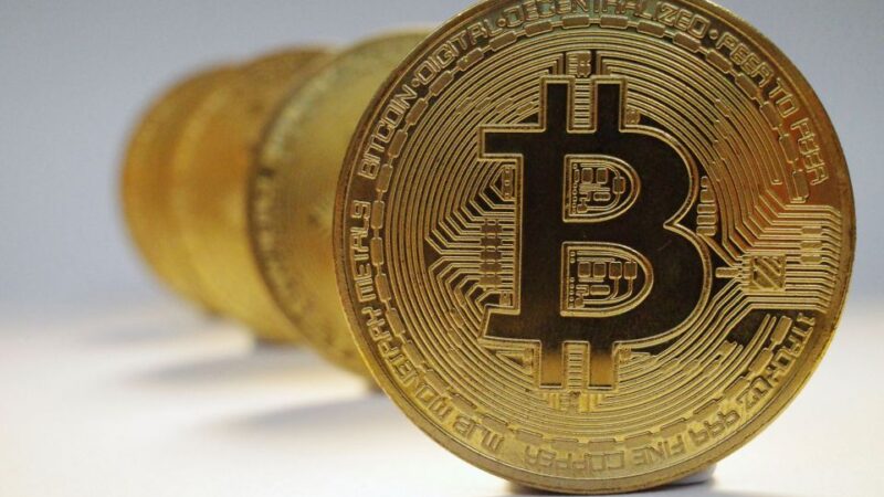 Bitcoin desaba 19% com aversão global a risco