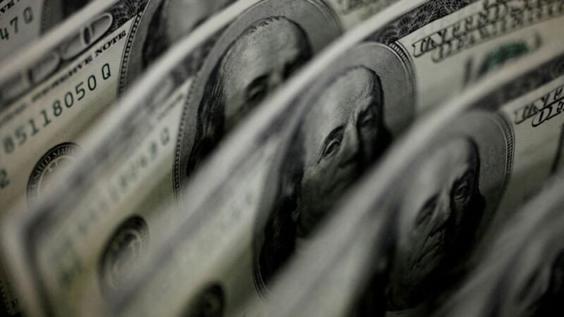 Dólar abre em queda e permanece no patamar de R$ 5,60 após novas críticas de Lula ao BC