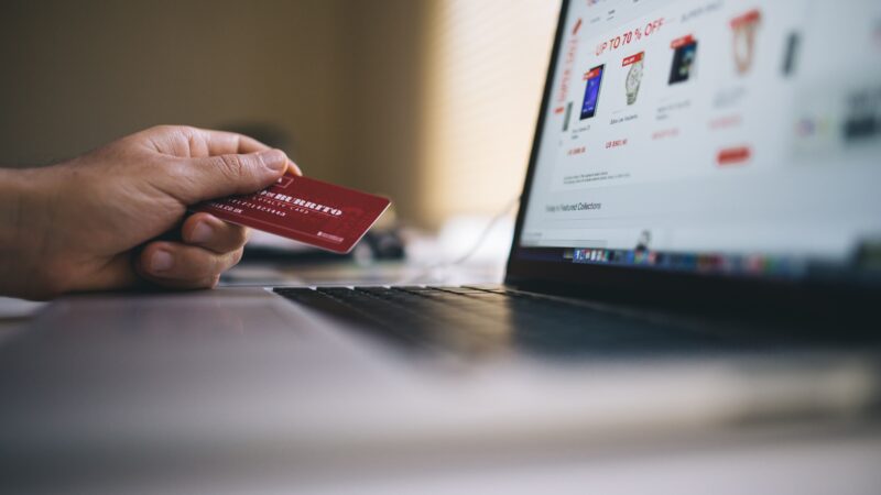 Faturamento de e-commerce brasileiro tem alta de 225% entre 2019 e 2022, afirma CNC