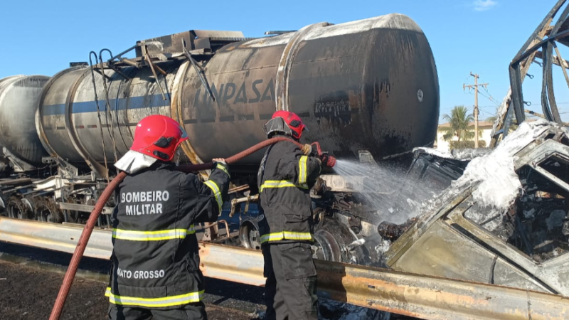 Bombeiros combatem incêndio após colisão entre duas carretas e um ônibus em Rondonópolis