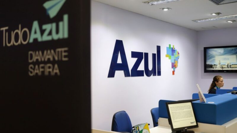 Ações da Azul recuam mais de 20% em meio a preocupações sobre dívida