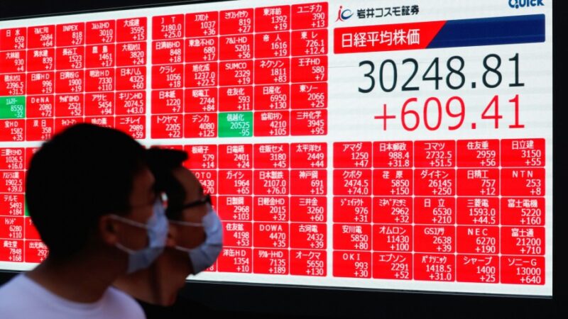 Ações japonesas se recuperam após maior queda em mais de 30 anos; índice de Tóquio salta 10%