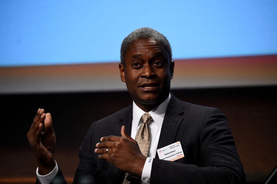 Bostic, do Fed, diz que precisa de “um pouco mais de dados“ para cortar juros
