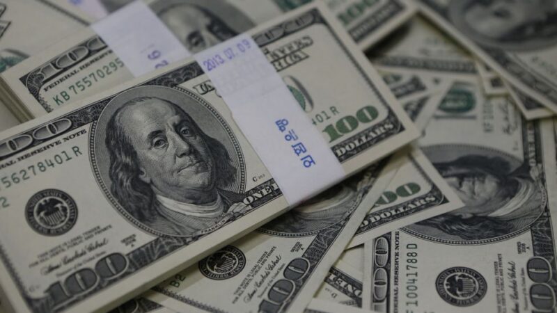 Dólar abre em queda com dados de inflação nos EUA e comentários do BC no radar