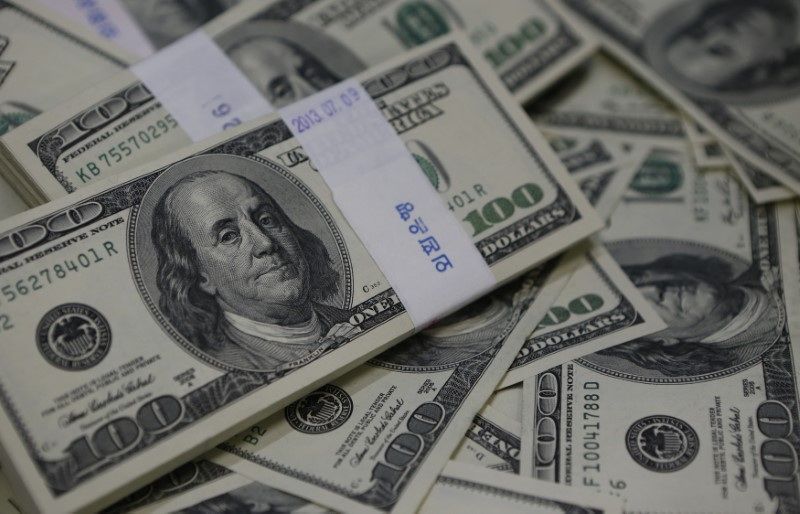 Dólar abre semana em queda com discurso de Powell no radar