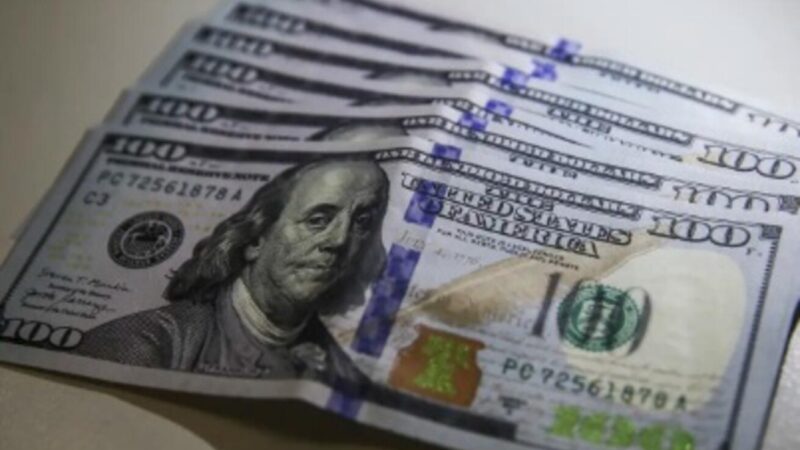 Dólar sobe mais de 1% com ajustes e tom menos duro de Campos Neto