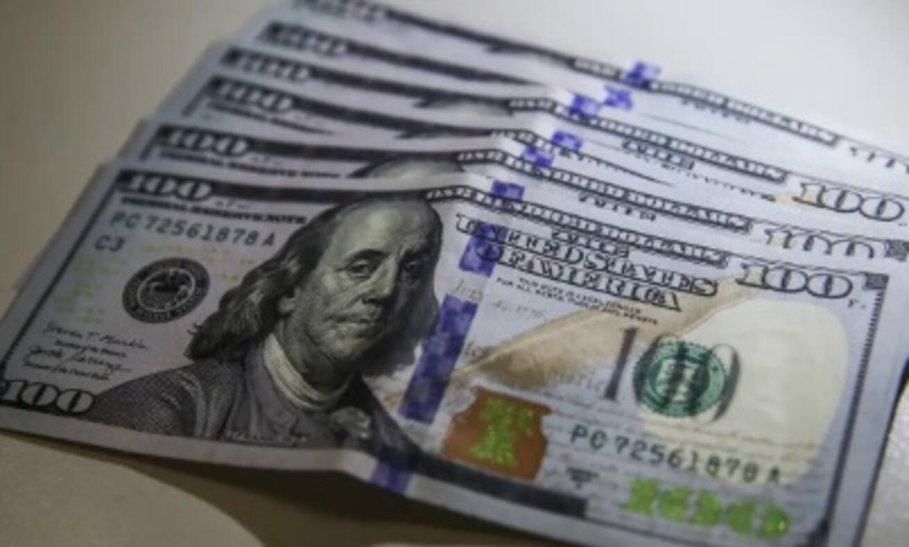 Dólar sobe mais de 1% com ajustes e tom menos duro de Campos Neto