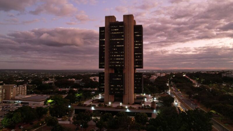 Eventual alta na Selic depende de trajetória do câmbio, dizem especialistas sobre ata