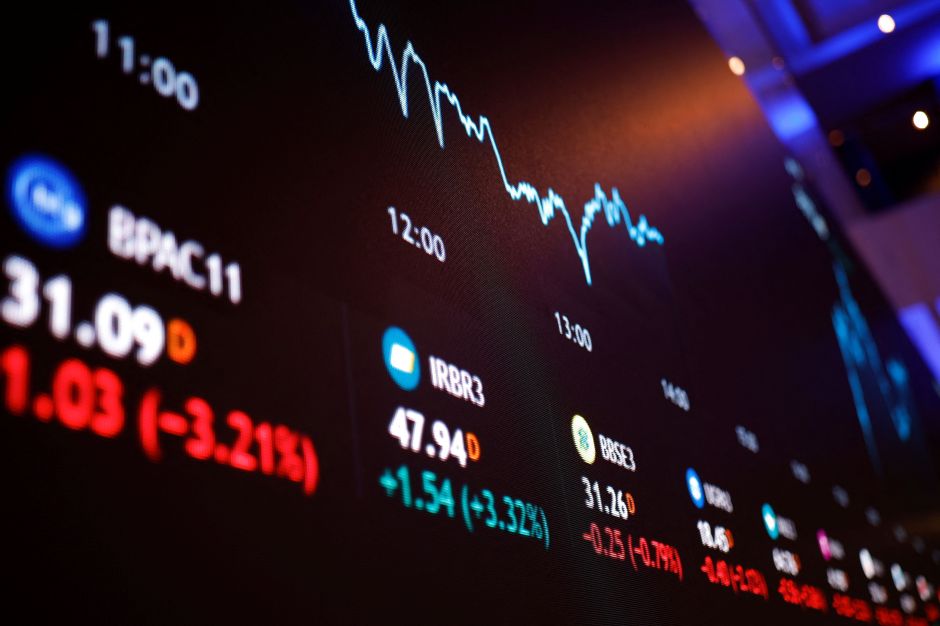 Ibovespa mira 7ª alta seguida com balanços e dados dos EUA; dólar sobe