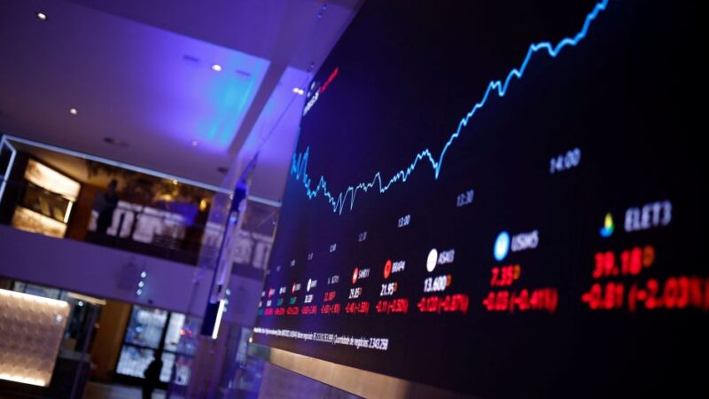 Ibovespa opera em alta após renovar recorde; dólar cai