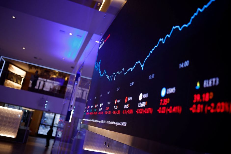 Ibovespa sobe 0,28% aos 135.984 pontos; dólar avança 0,42%