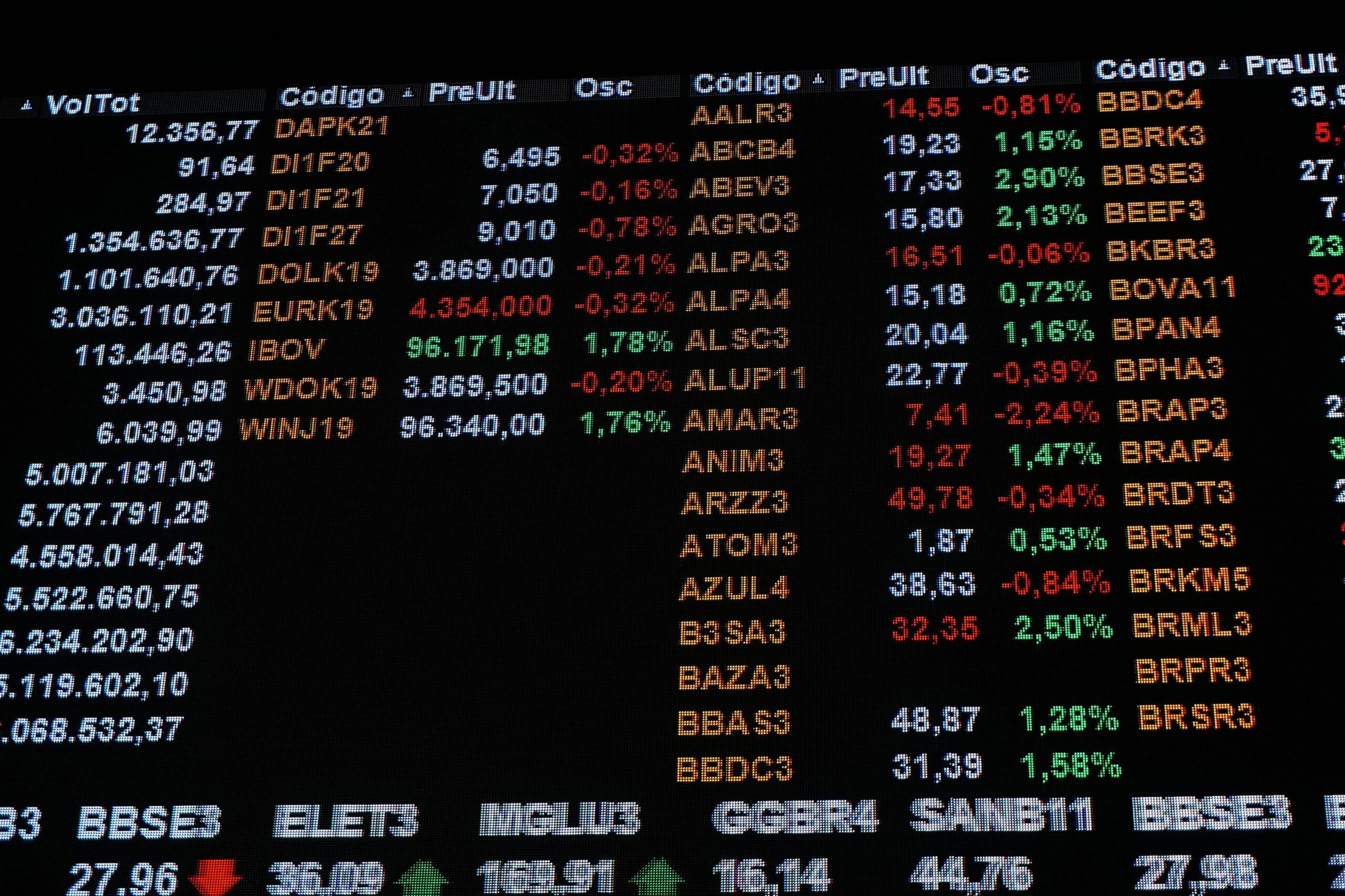 Dólar sobe e Ibovespa recua de olho em cenário fiscal brasileiro