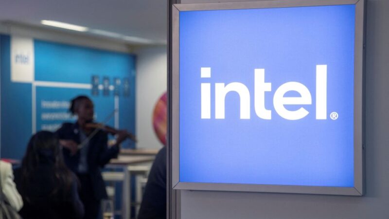 Intel anuncia corte de 15% na força de trabalho e suspensão dos dividendos; ações despencam