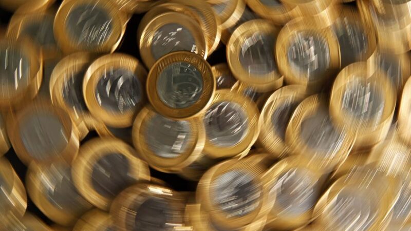 No Brasil, taxas futuras de juros tem queda em mais um dia de alívio no câmbio