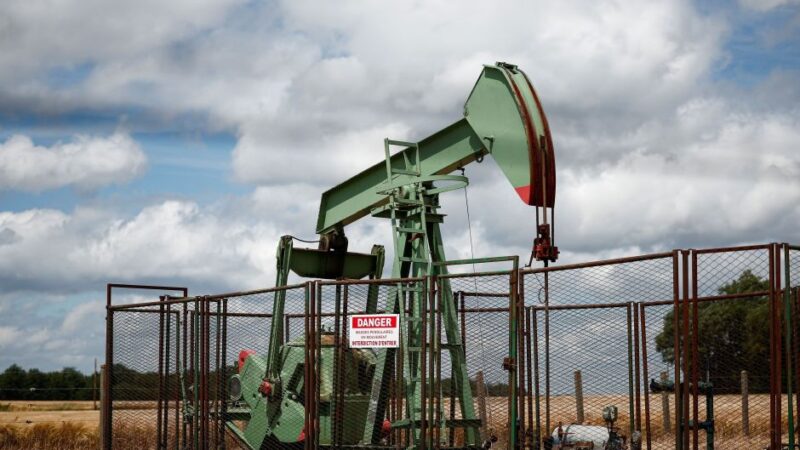 Petróleo cai com perdas em bolsas compensarem tensão no Oriente Médio