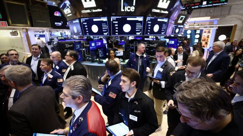 Wall Street despenca em meio a temores sobre recessão nos Estados Unidos