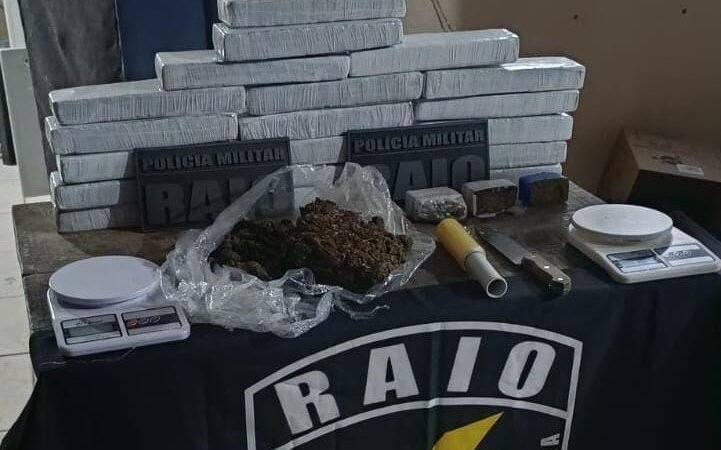 PM apreende 30 tabletes de maconha e prende quatro suspeitos por tráfico de drogas