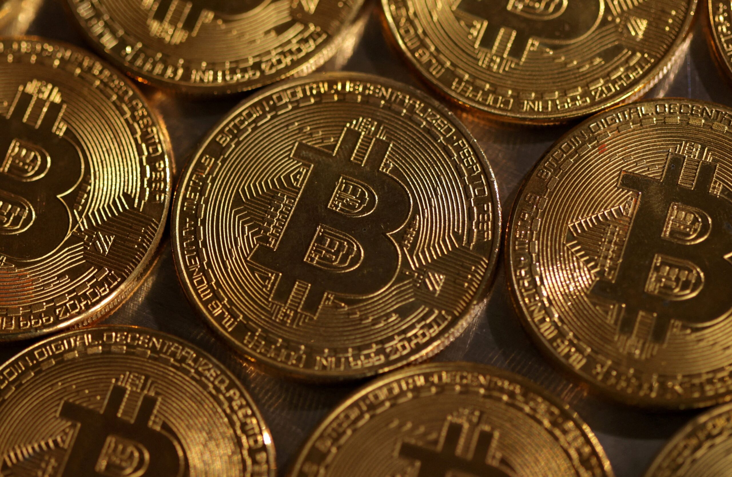 Bitcoin se aproxima dos US$ 70 mil com Oriente Médio, eleição e fluxo no radar