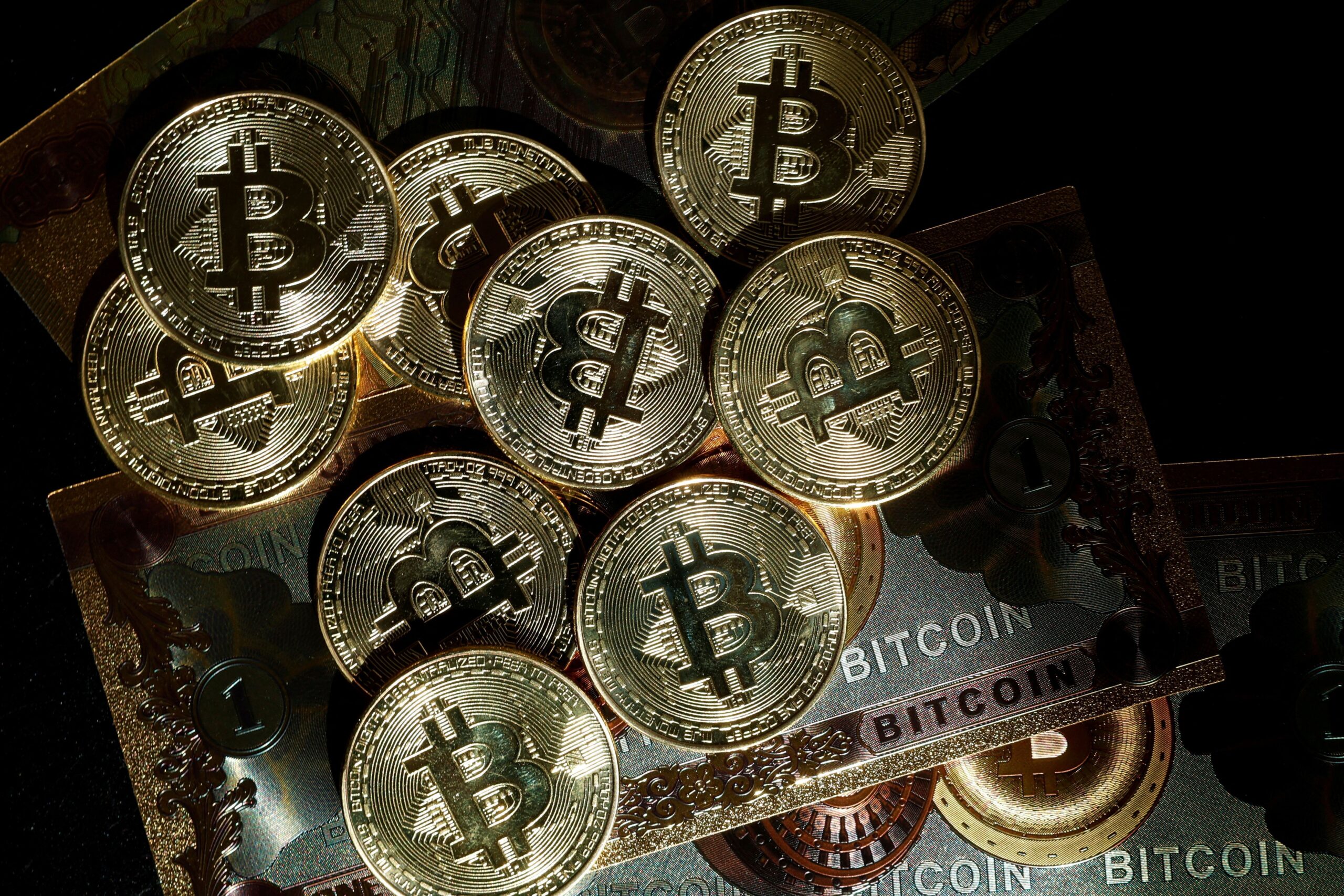 Bitcoin avança e atinge maior nível desde julho