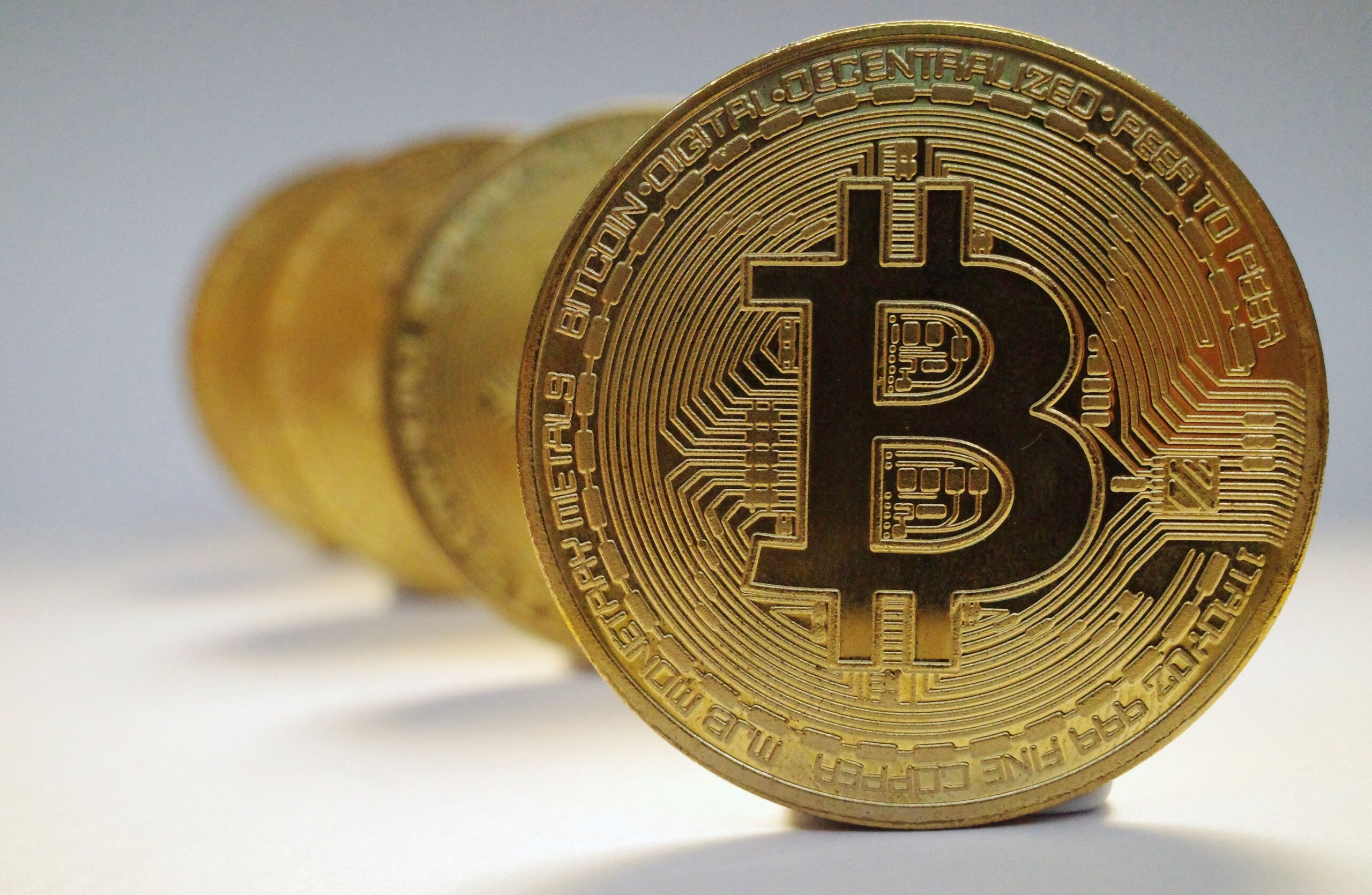 Bitcoin fecha em queda e sem fôlego para retomar rali de US$ 100 mil