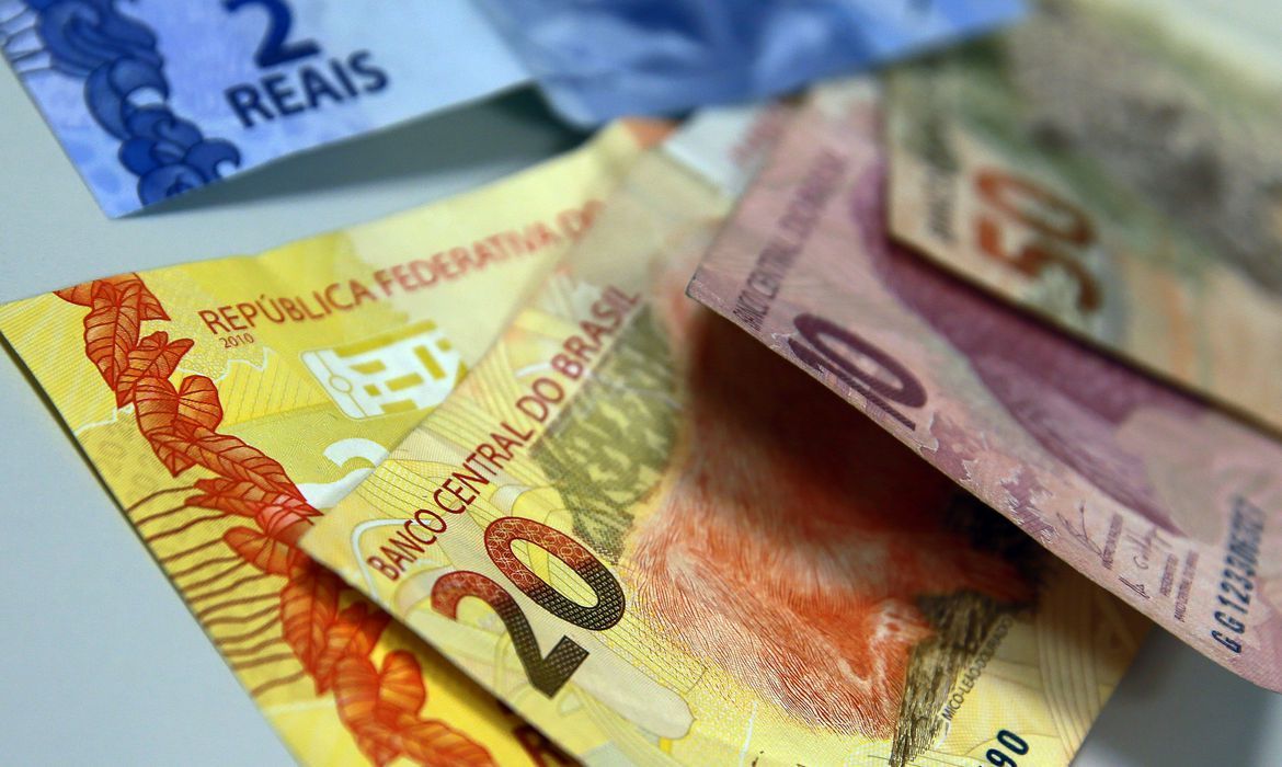 Com seca e câmbio depreciado, inflação acelera e “inverte” rumo da Selic
