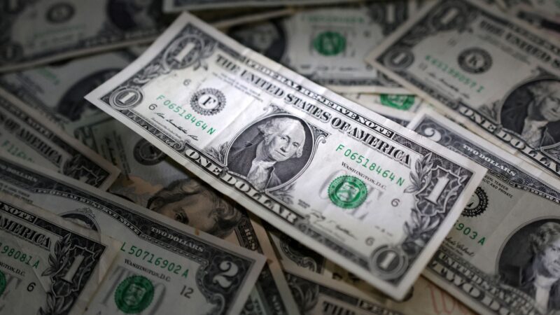 Dólar opera em leve alta antes de decisão de Fed e BC sobre juros