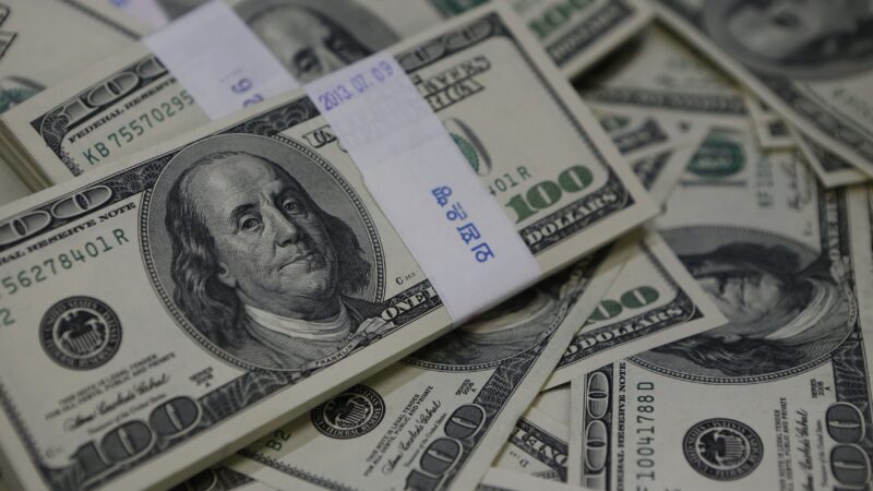 Dólar opera em leve queda à espera por dados de inflação nos EUA