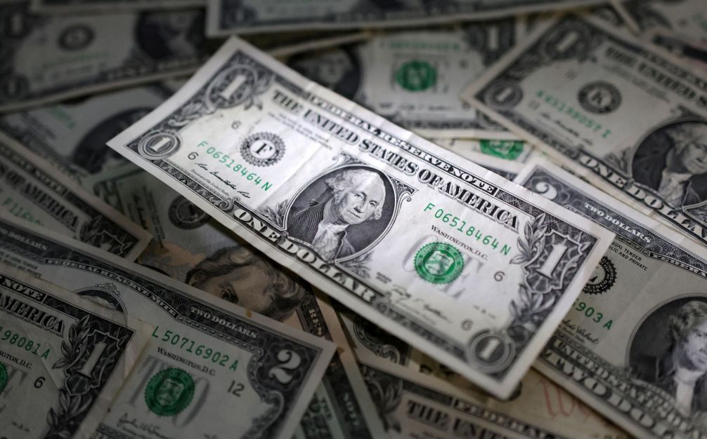 Dólar opera em queda após anúncio de tarifas de Trump e inflação no Brasil