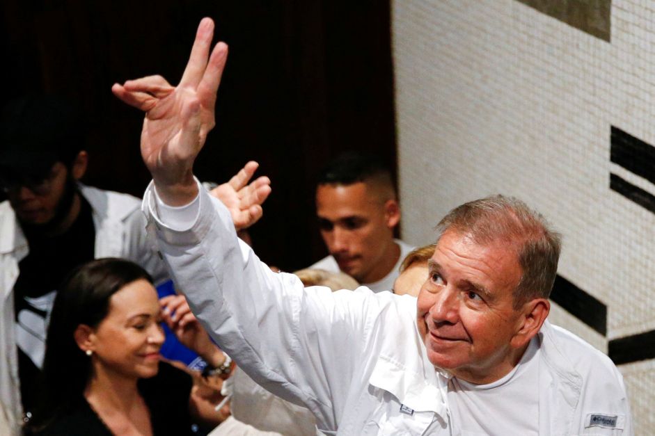 Edmundo González não considera pedir asilo e vai de casa em casa para se proteger, diz advogado