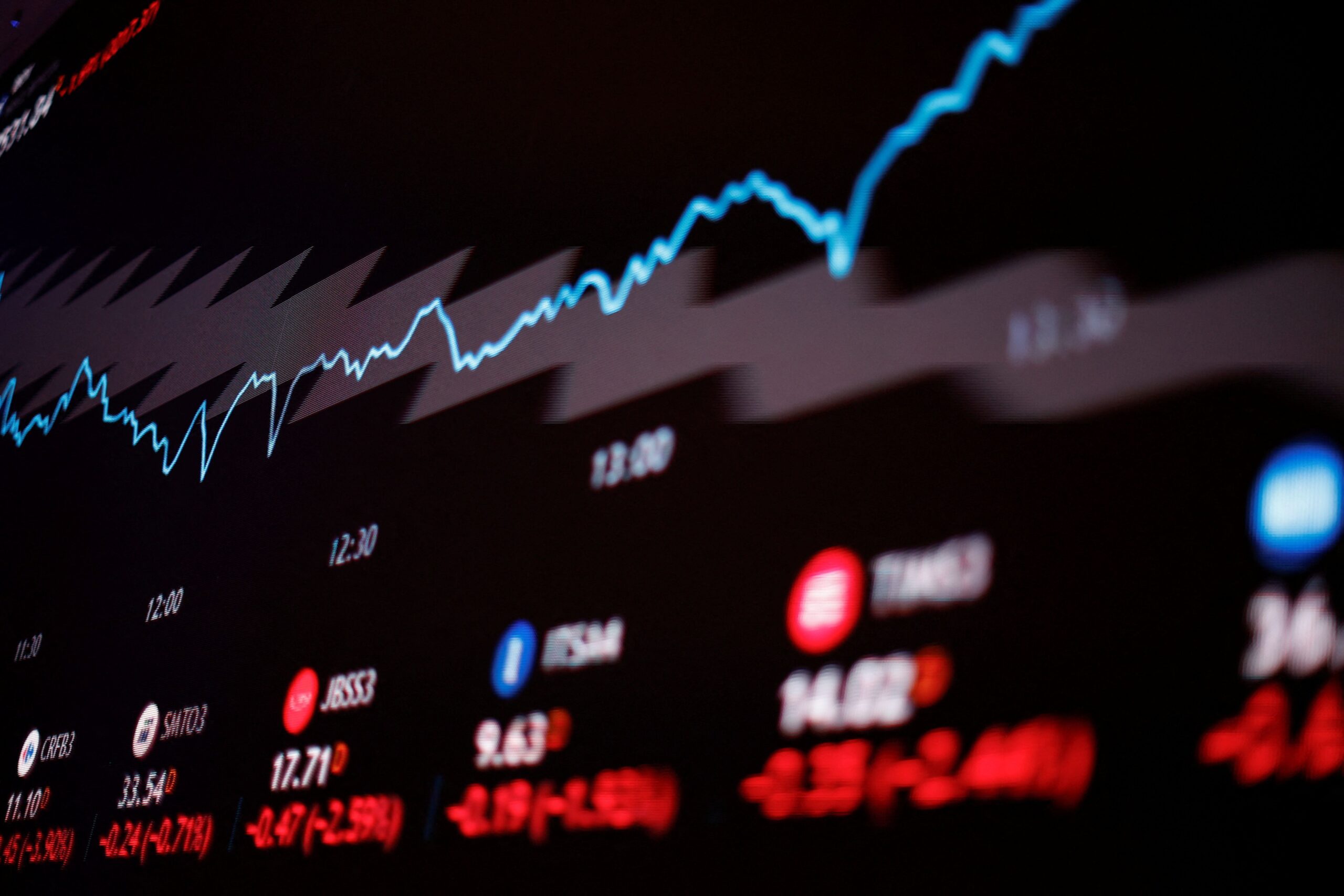 Bolsa abre em queda com dados dos EUA e balanços no radar; dólar sobe a R$ 5,77