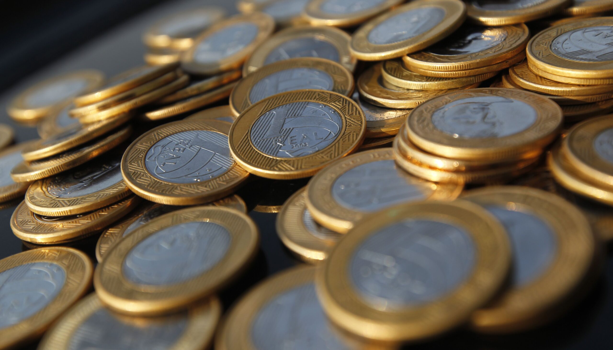 Juros futuros ficam estáveis com alta do dólar e pacote fiscal no radar