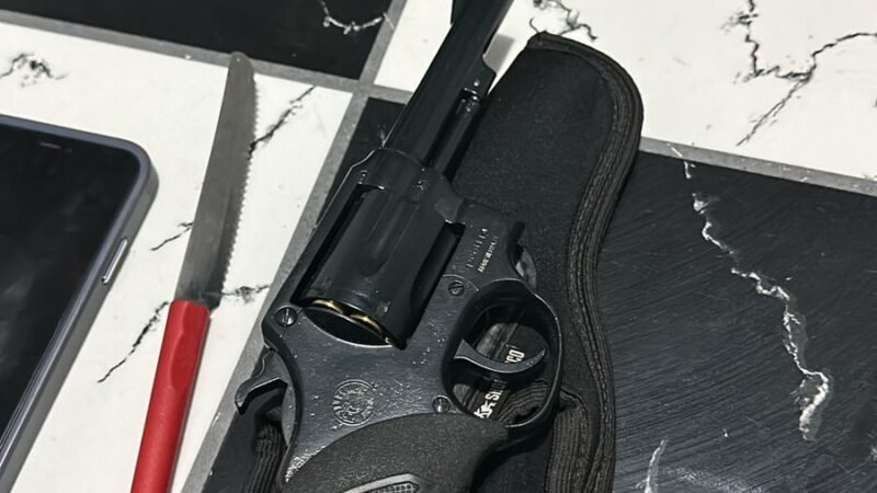 PM prende trio suspeito por associação criminosa, tráfico e porte ilegal de arma de fogo