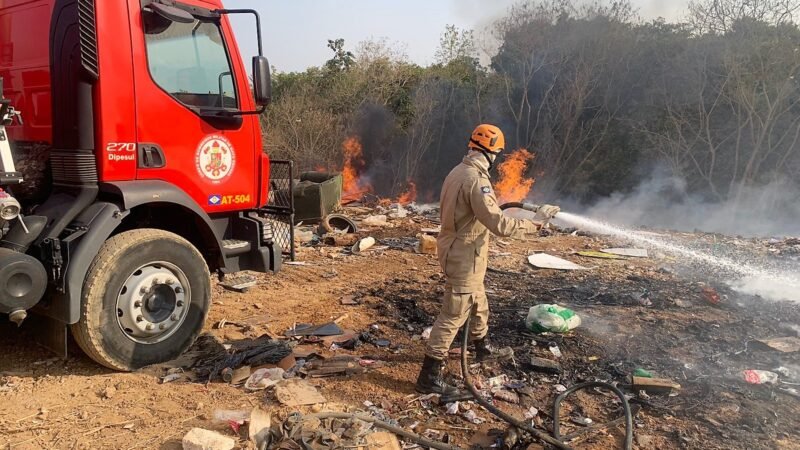 Corpo de Bombeiros Militar combate incêndio em lixão em Primavera do Leste