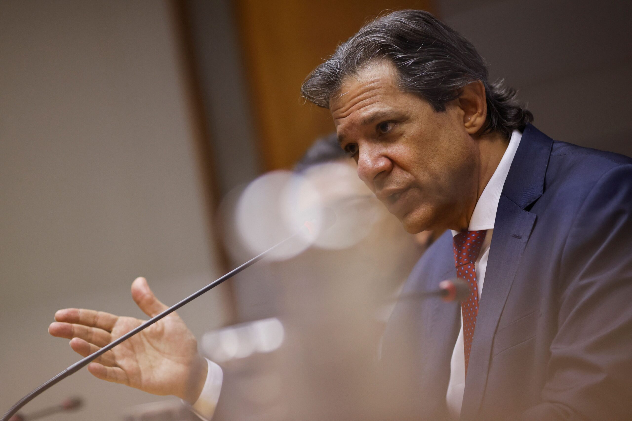 Após projeções negativas do FMI, Haddad volta a defender arcabouço fiscal