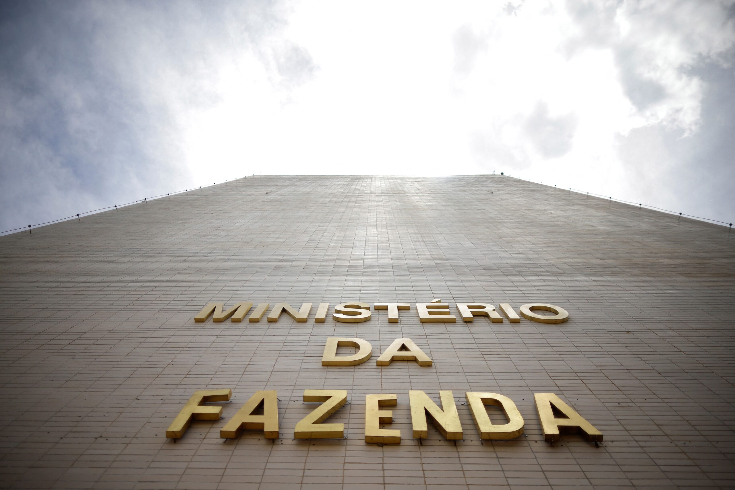 Ministério da Fazenda notifica Anatel para derrubar outras 1.443 bets ilegais