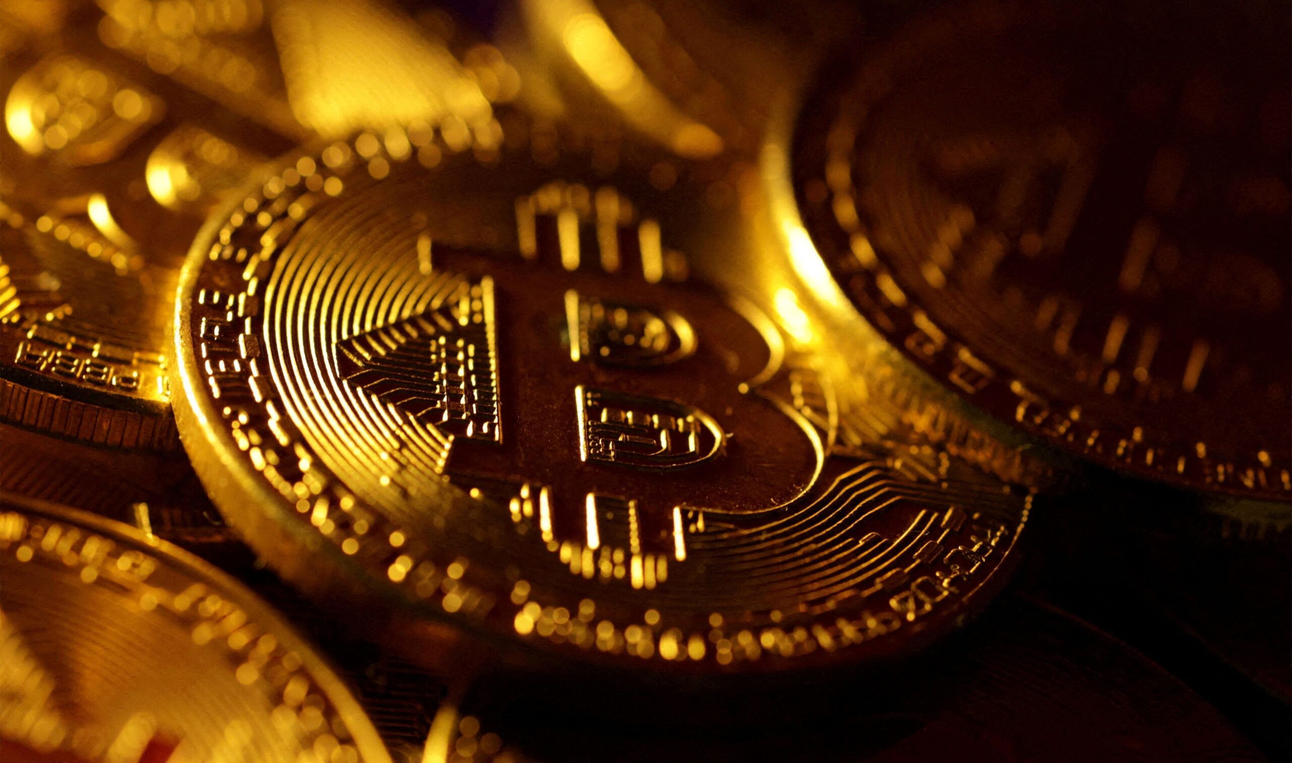 Bitcoin volta a cair e fica em US$ 94 mil